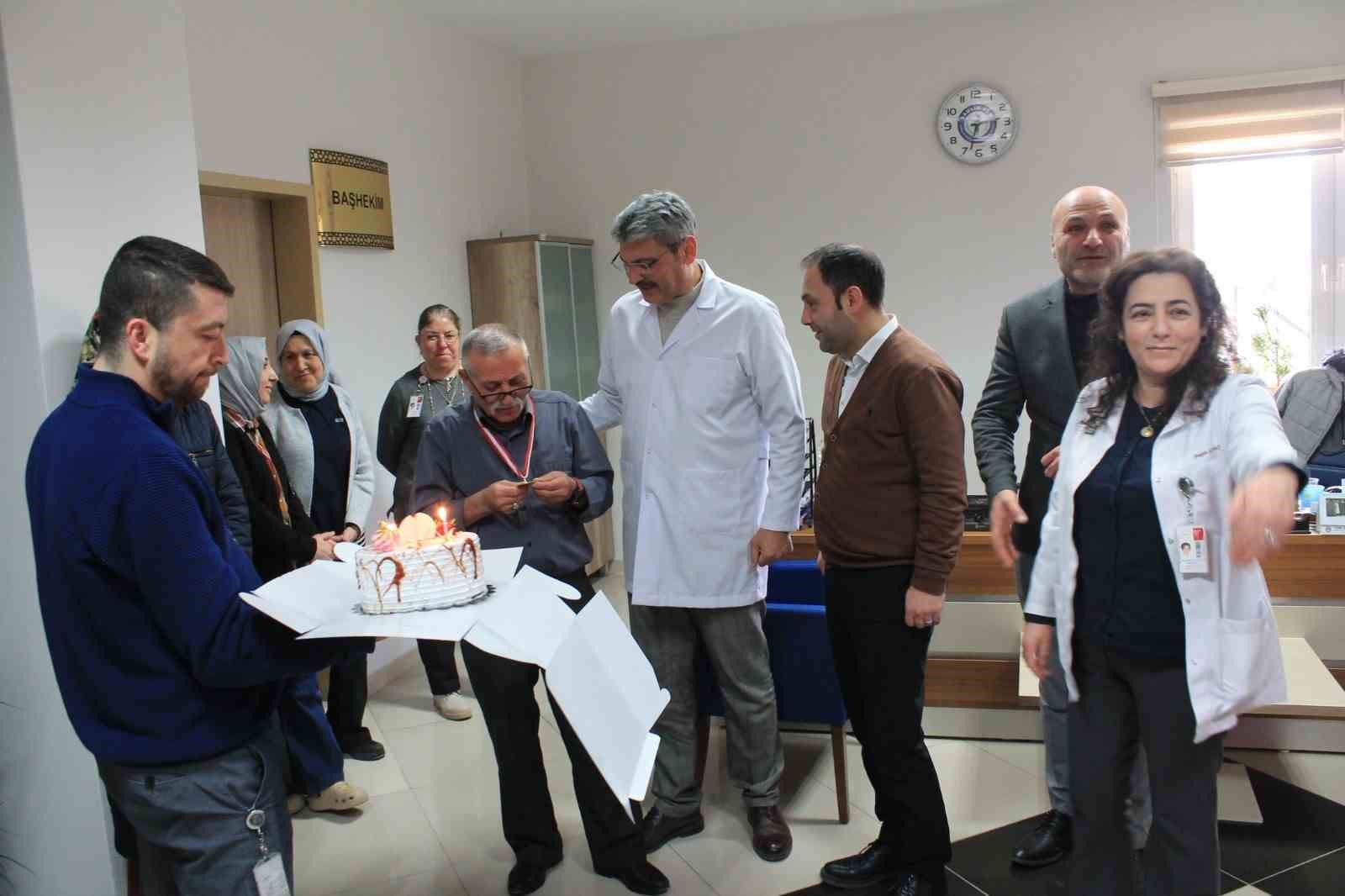 36 yıldır mesaisine 1 saat erken başlayan hastane çalışanına madalya takıldı