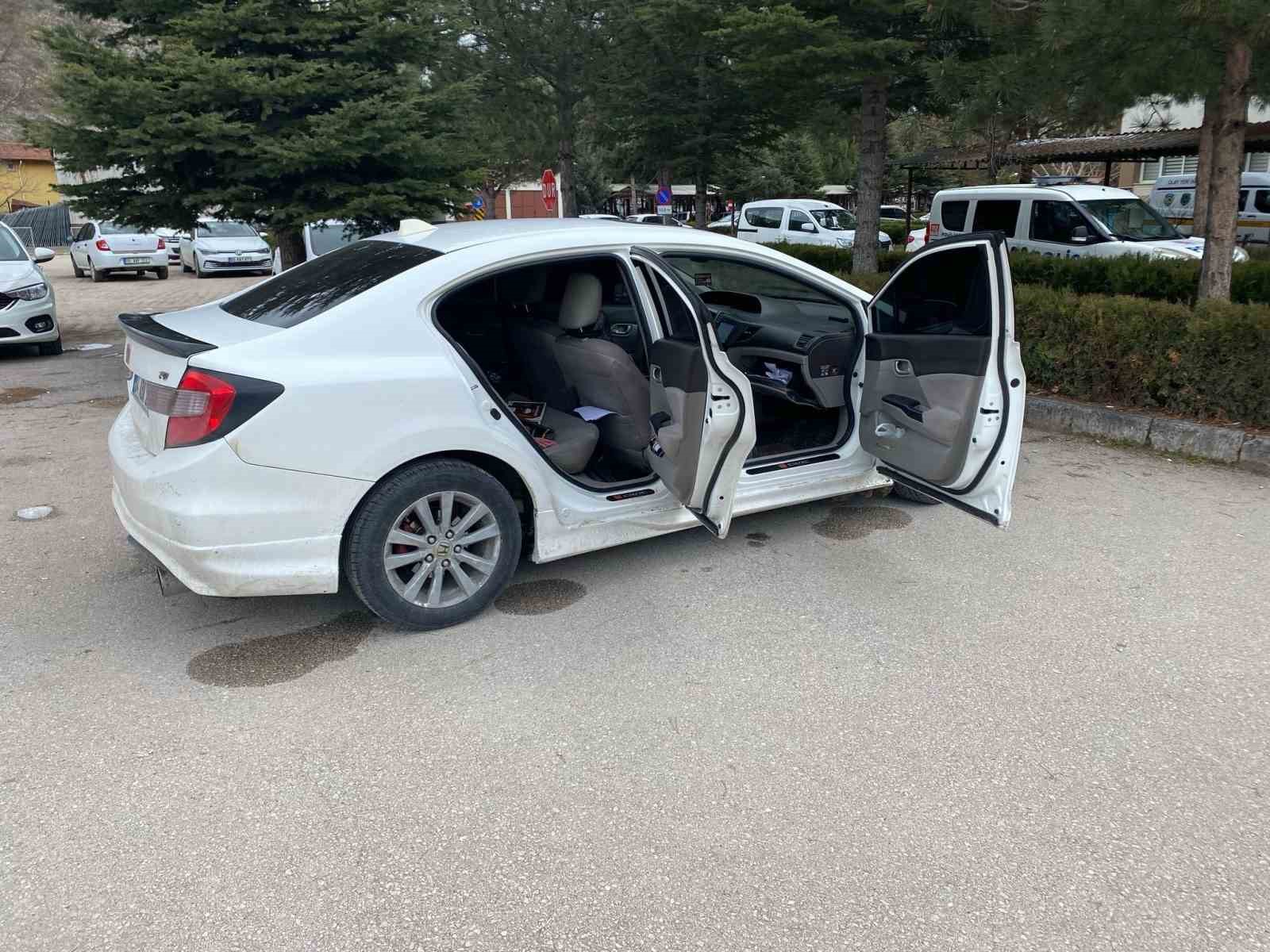 Amasya&rsquo;da polisin peş peşe durdurduğu iki ara&ccedil;ta 7 ka&ccedil;ak g&ouml;&ccedil;men yakalandı
