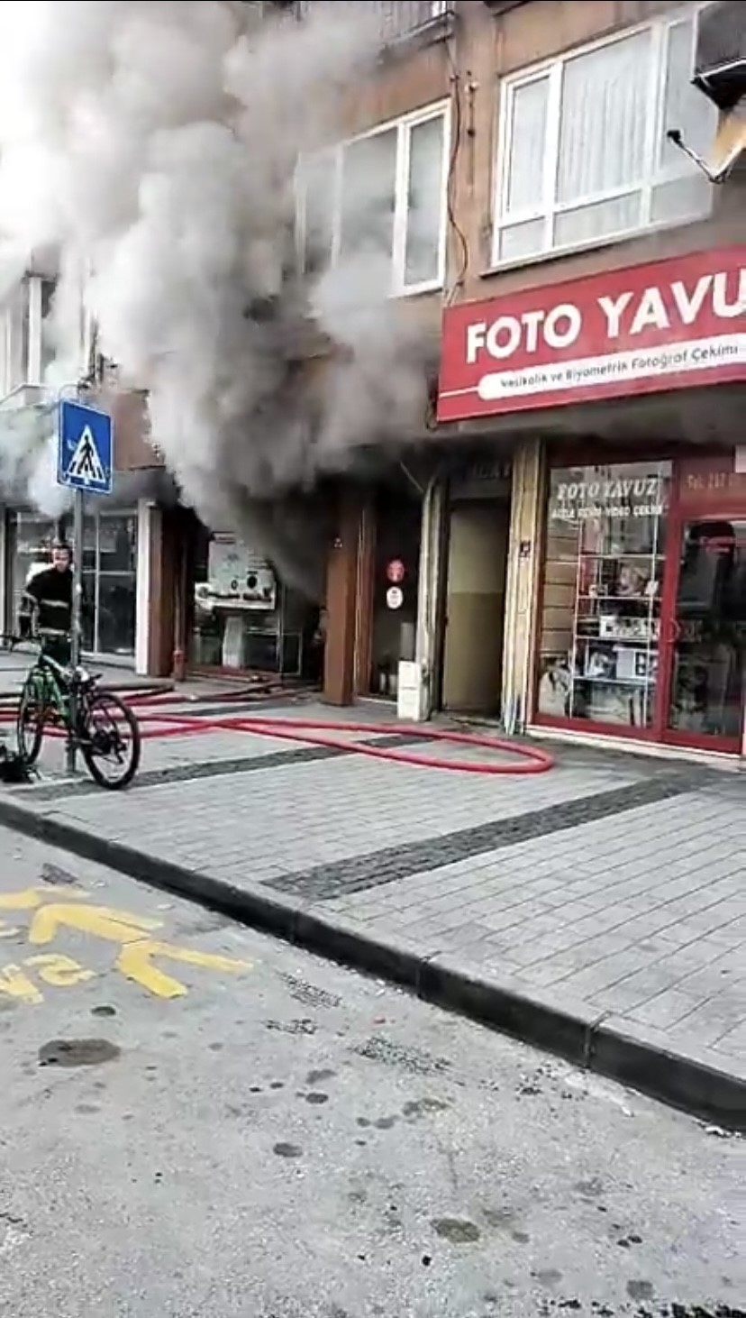 &Ccedil;anakkale&rsquo;de beyaz eşya d&uuml;kkanında &ccedil;ıkan yangın korkuttu
