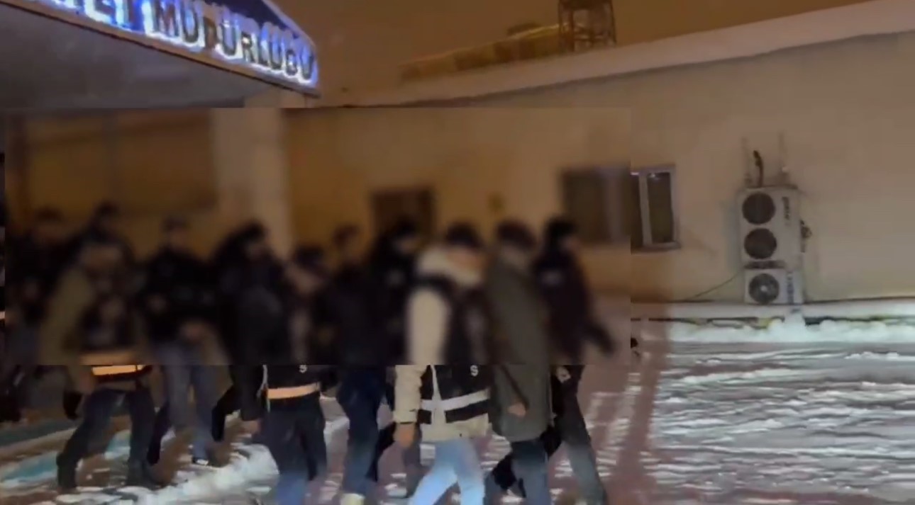 Ağrı&rsquo;da &ccedil;eşitli su&ccedil;larlardan aranan 8 kişi yakalandı
