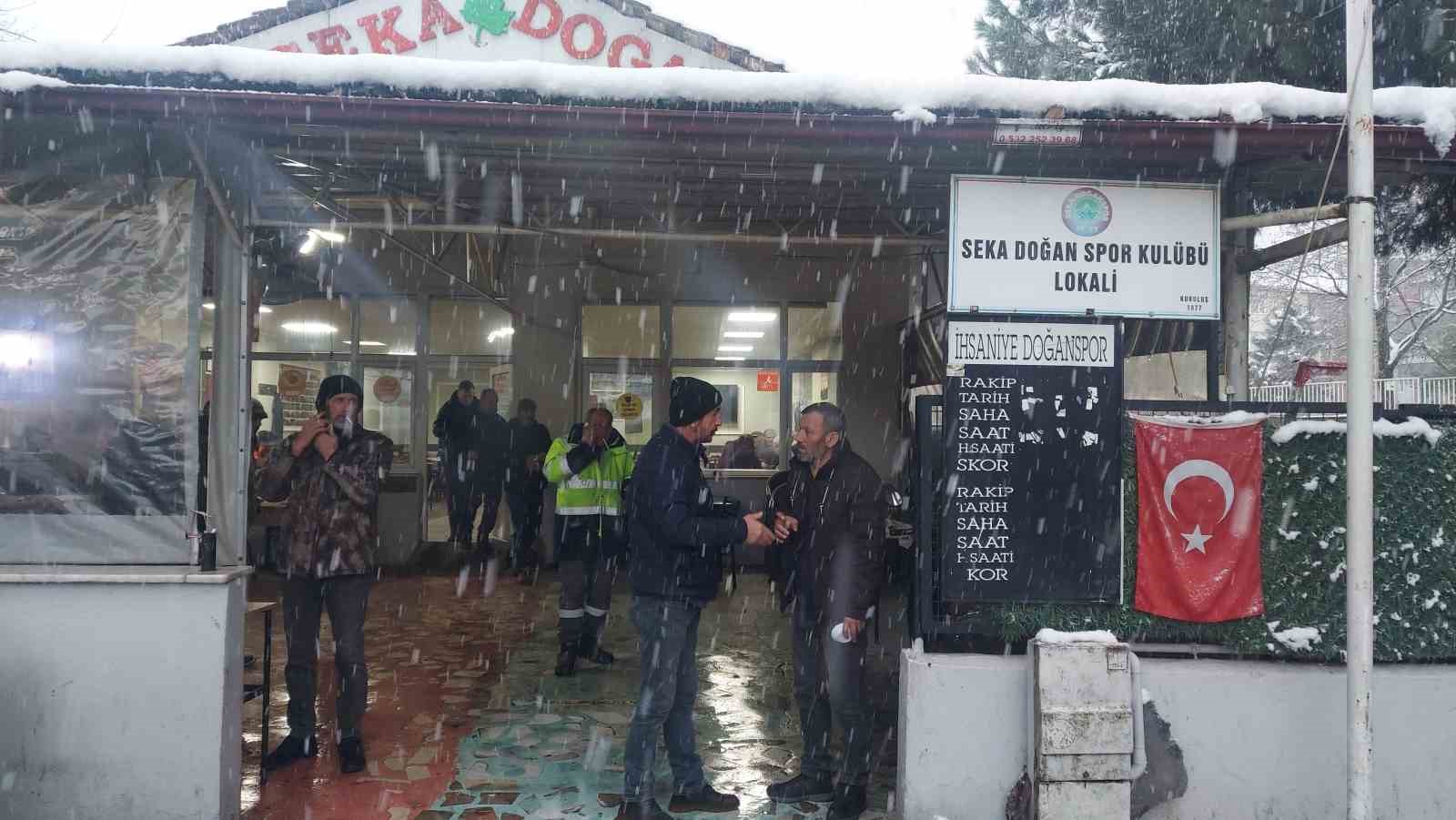 Okey masasında silahlı kavga: Olayı ayırmaya çalışırken yaralandı
