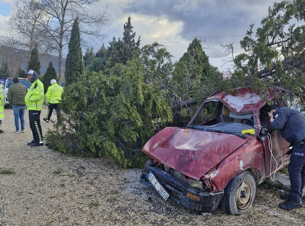 Çaldığı kamyonetle kaza yaptı, başka bir aracı çalarak kaçtı