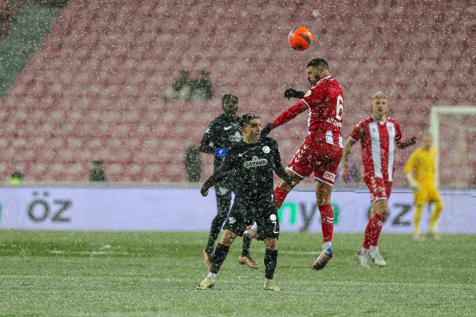 Trendyol Süper Lig: Samsunspor: 2 - Çaykur Rizespor: 0 (İlk yarı)
