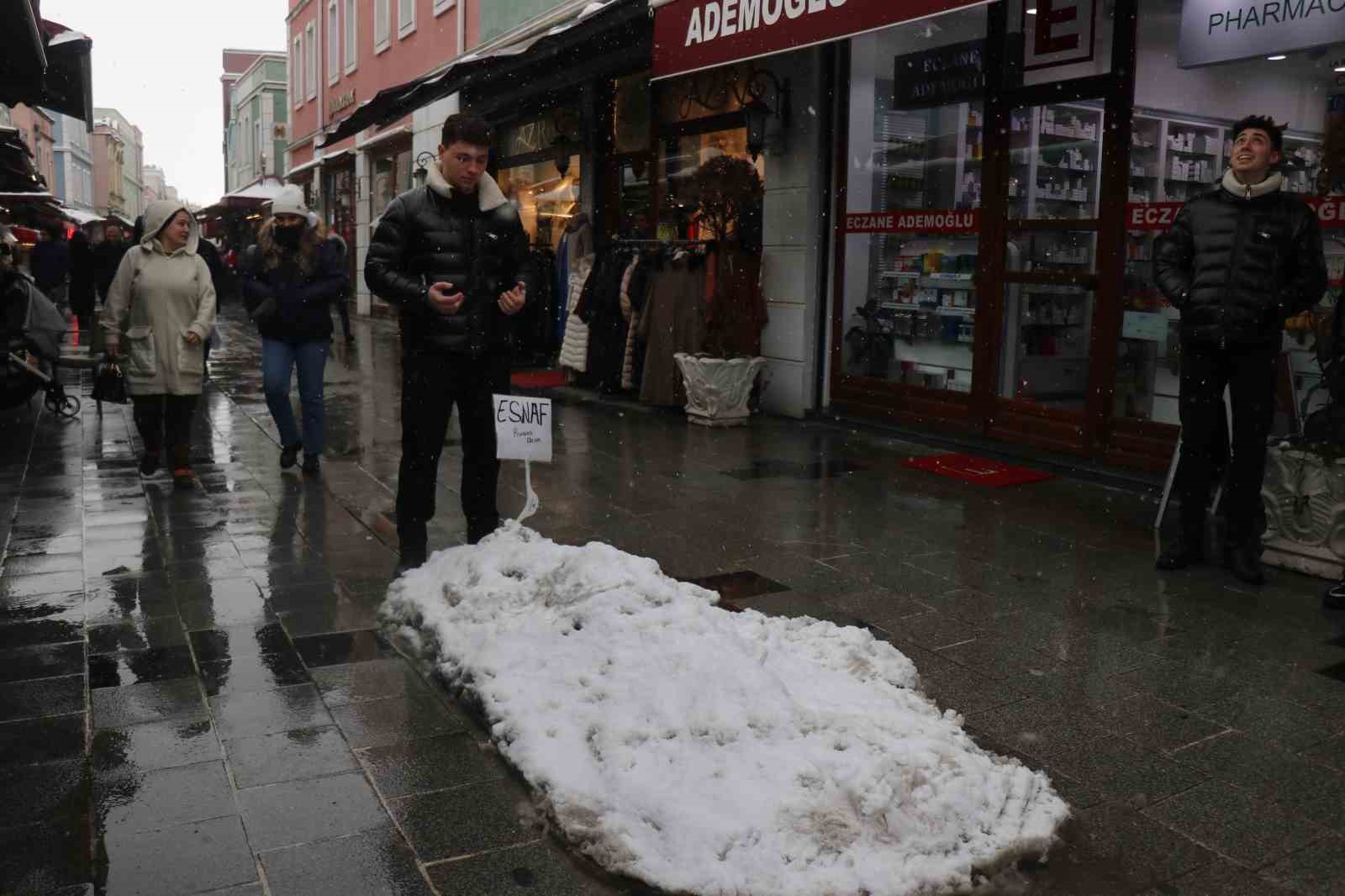 Sakarya’da esnaflar yaptıkları kardan mezarın başında dua etti
