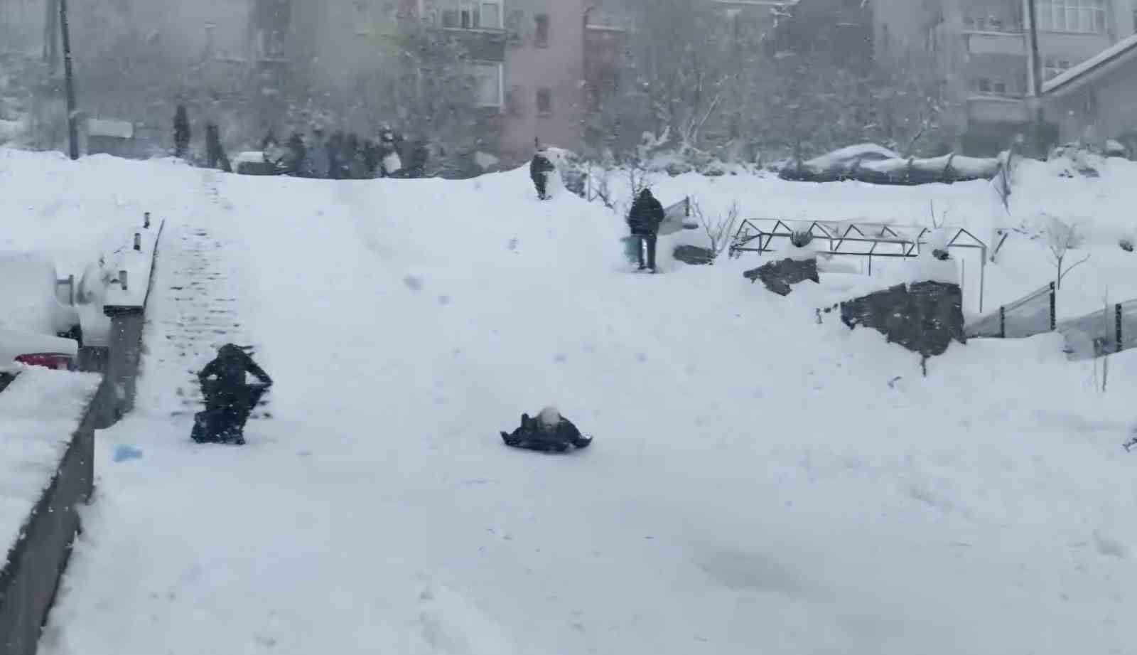 Mahalle yolu kayak pistine döndü