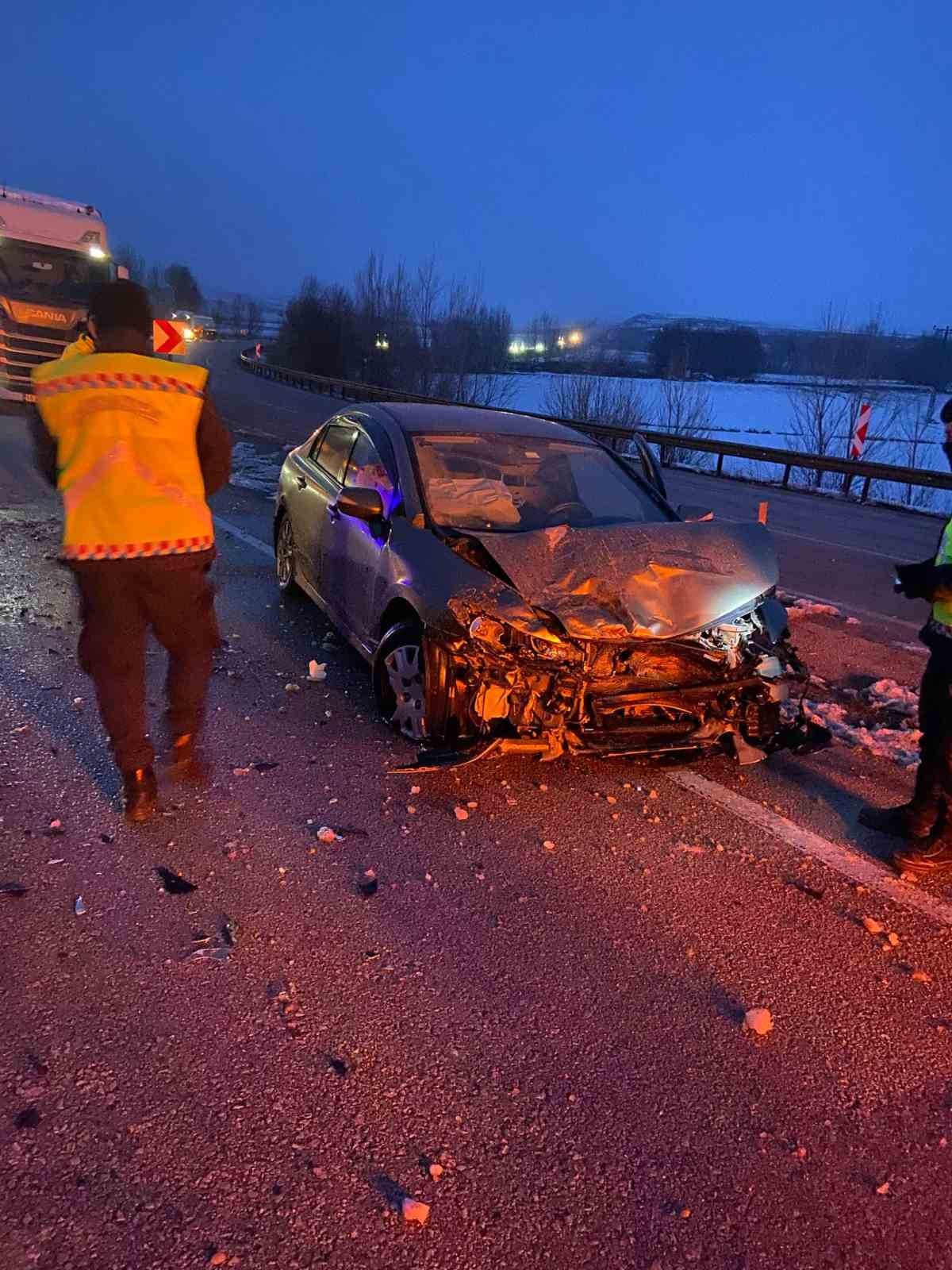 Çorum’da hafif ticari araç ile otomobil çarpıştı: 6 yaralı
