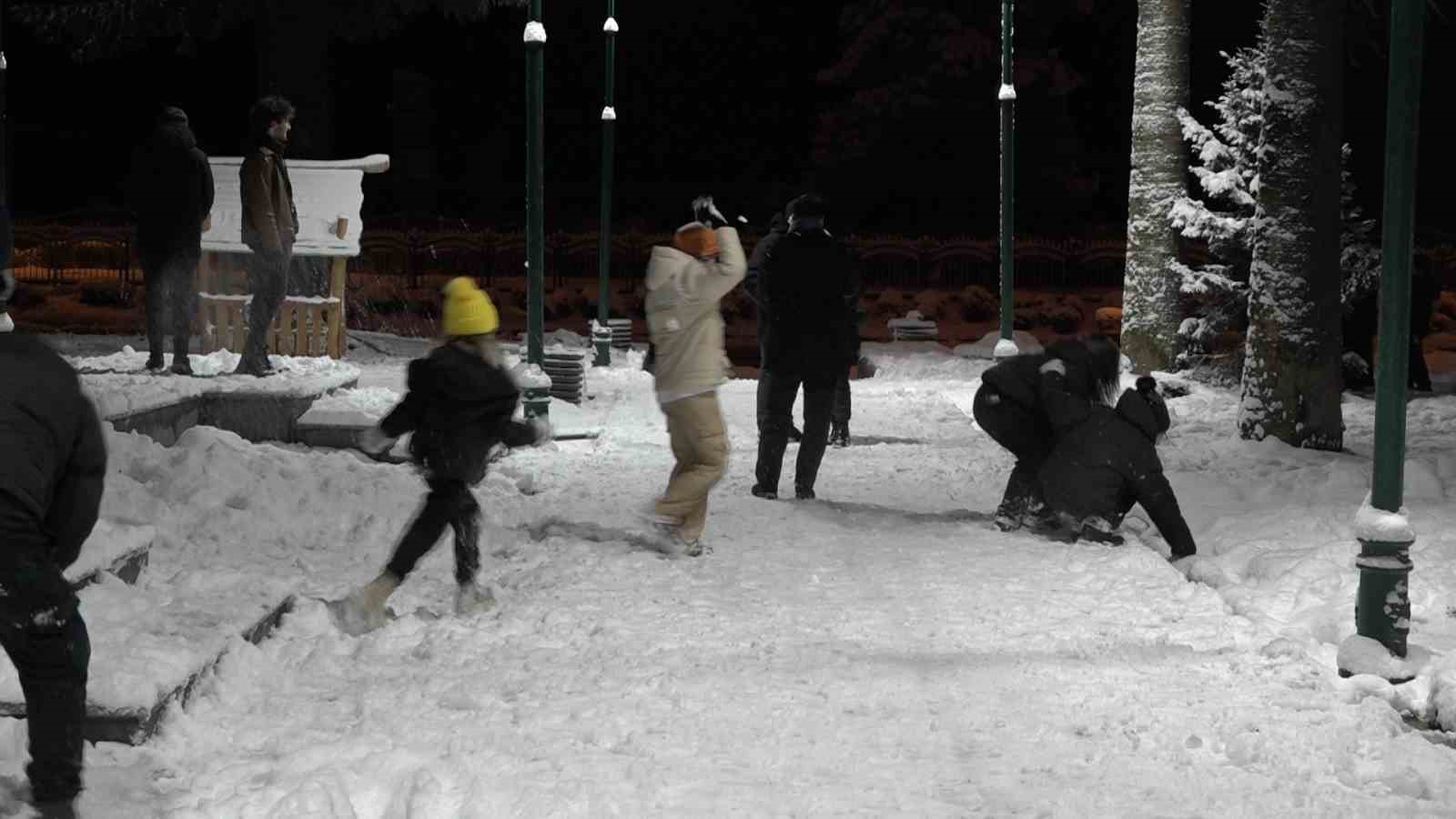 MSÜ sınavına girecek olan gençler kartopu oynayarak heyecanı unuttu
