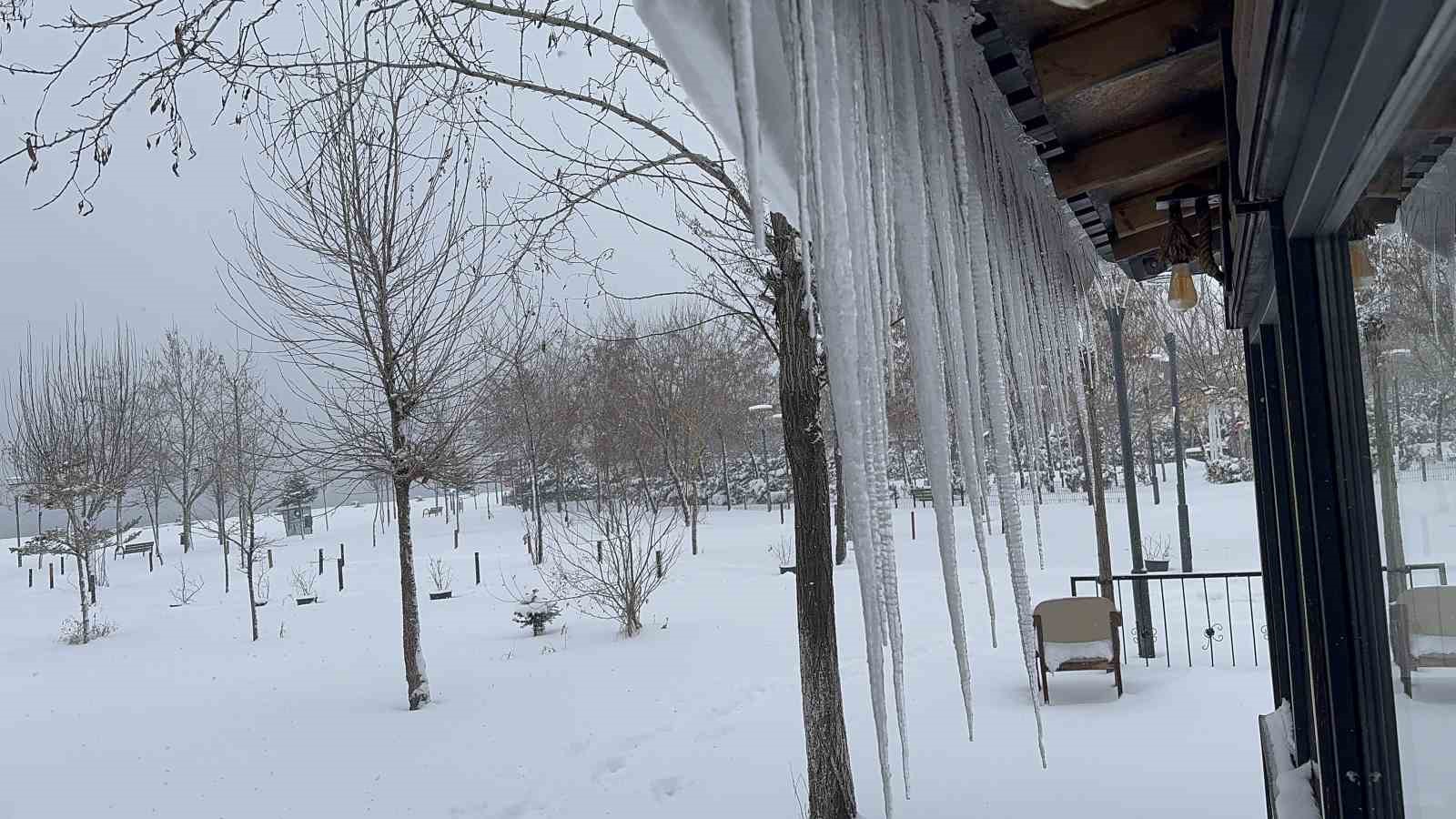 Tatvan’da çatılardaki buz sarkıtları tehlike saçıyor