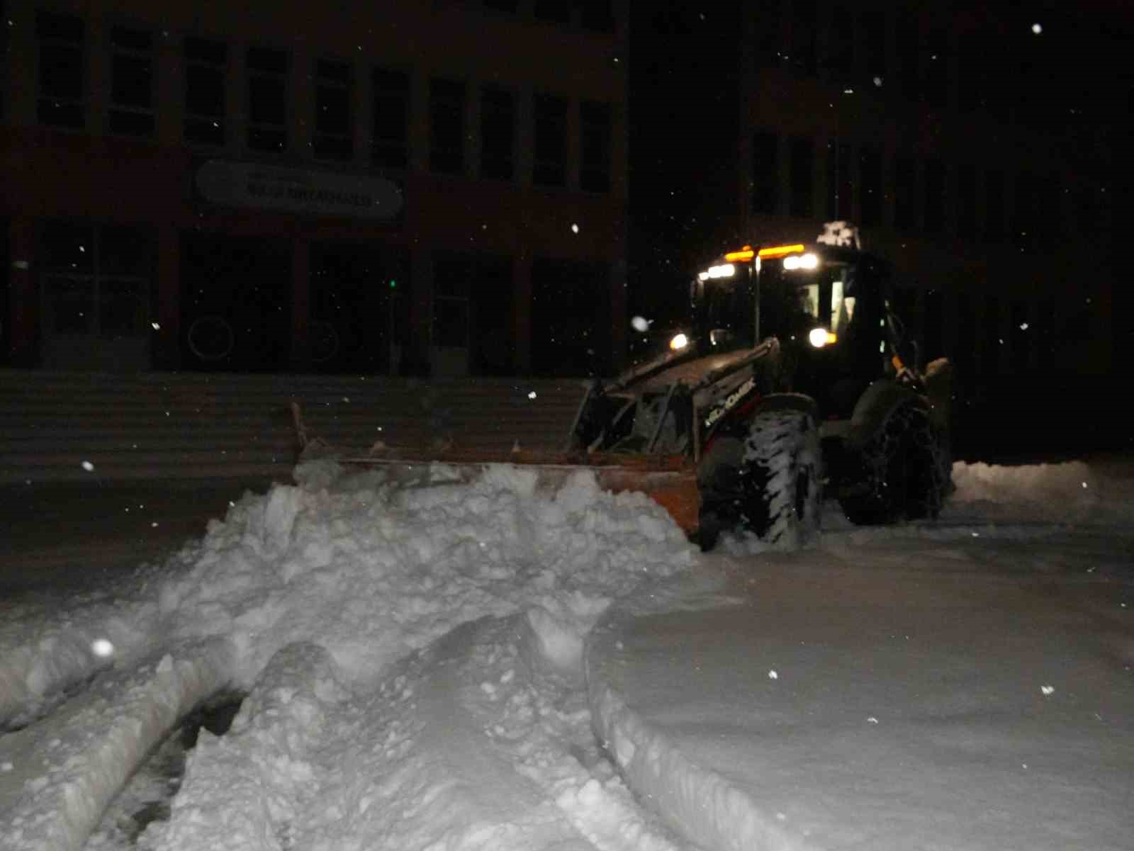 Düzce’de MSÜ sınavı öncesi yollar kardan temizlendi
