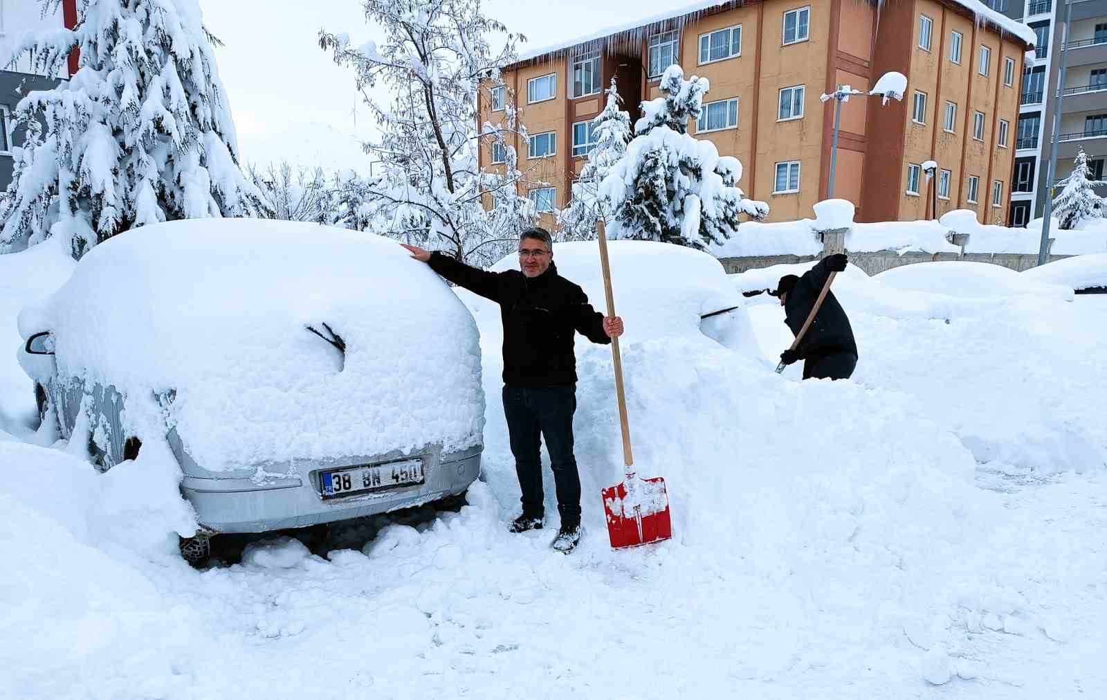 Kar altında araçlarını aradılar
