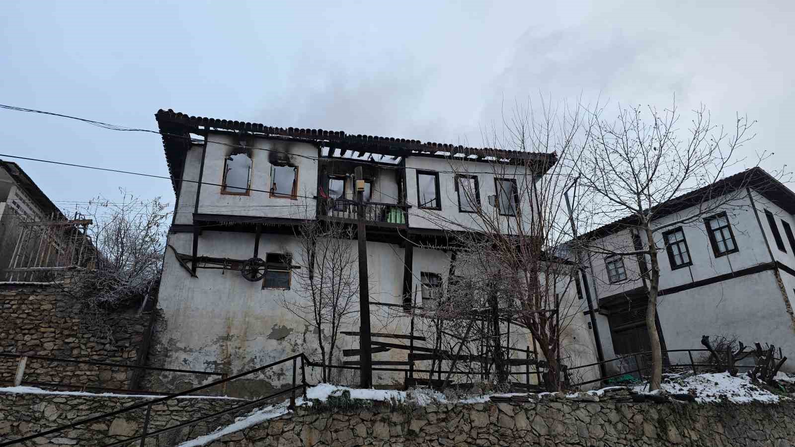 Safranbolu’da 150 yıllık tarihi konak alevlere teslim oldu
