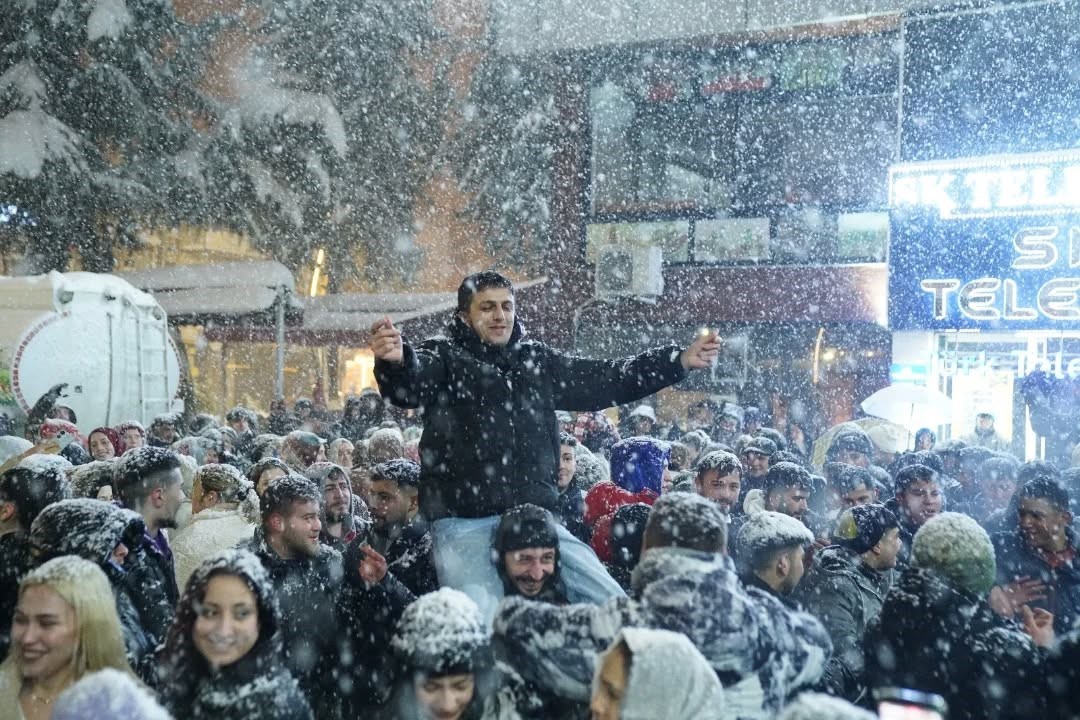 Terme’de kar şenliği, renkli görüntülere sahne oldu