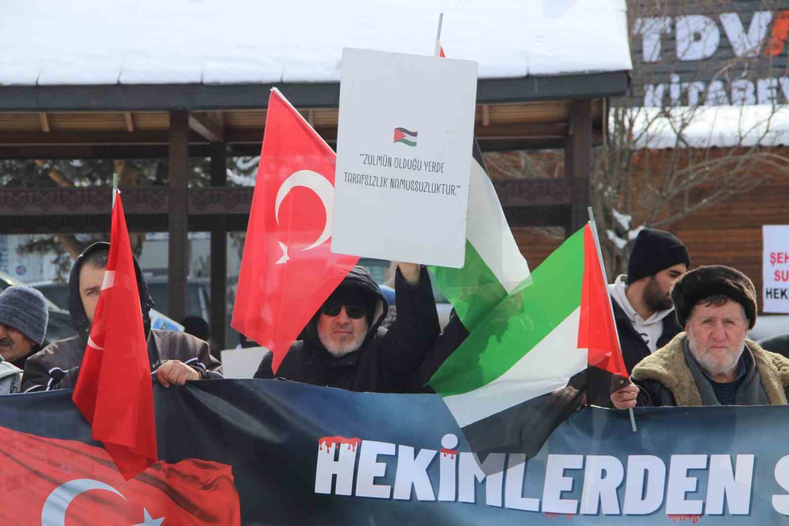 Erzurum’da sağlıkçıların sessiz yürüyüşü 67 haftadır sürüyor
