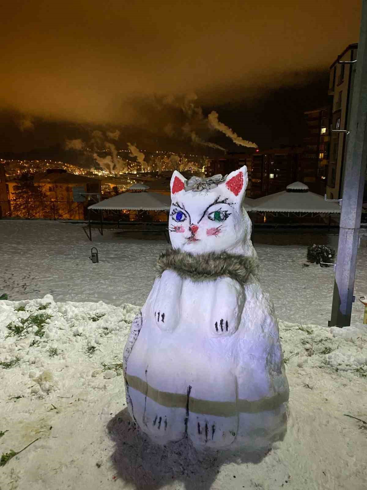 Karadeniz Ereğli’de kardan kedi yaptılar