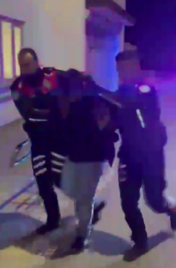 Kovalamaca sonucu yakalanan ş&uuml;pheliden otomatik tabanca &ccedil;ıktı
