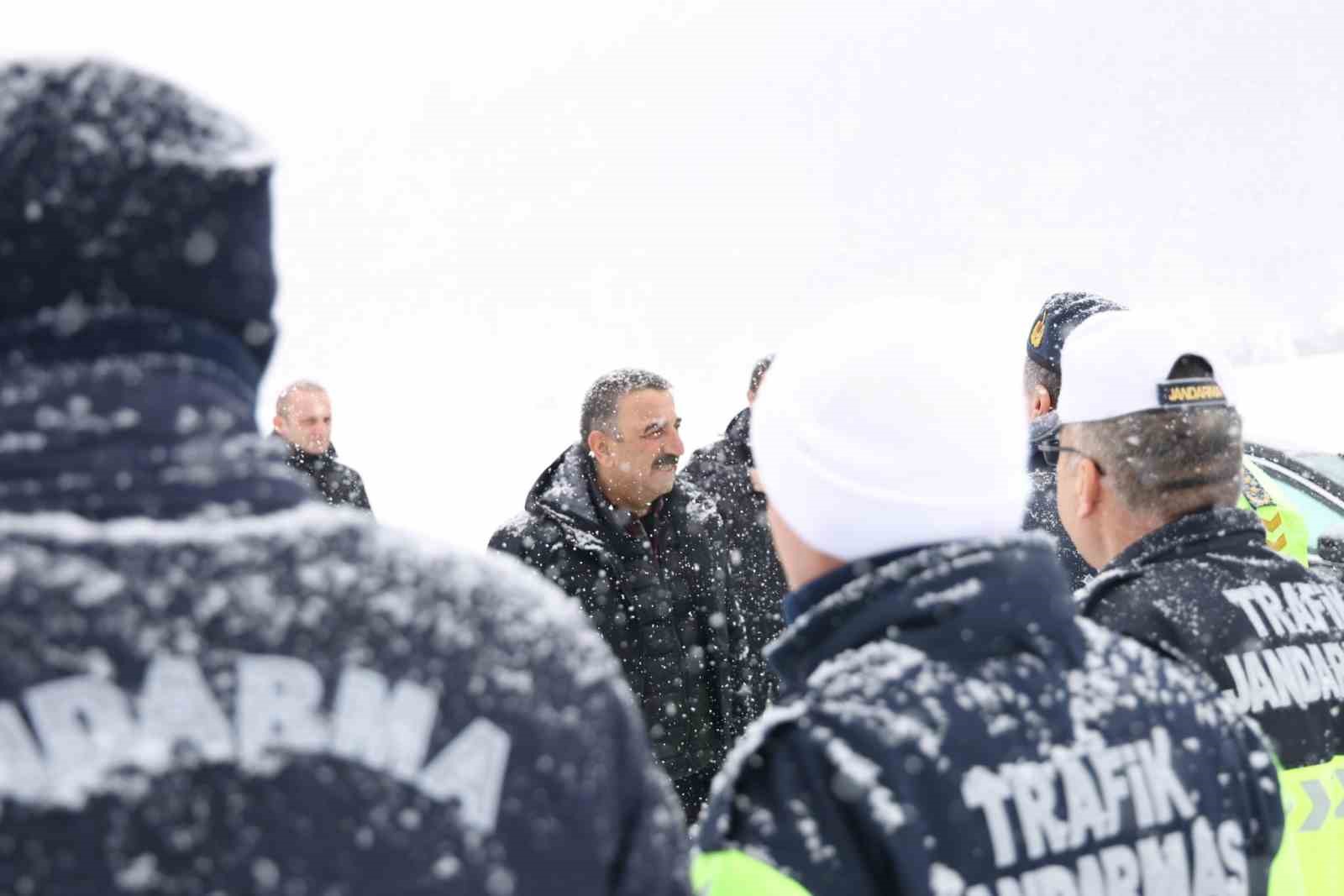 Hacıbektaşoğlu, karla mücadelede sahada görev yapan ekiplerle buluştu
