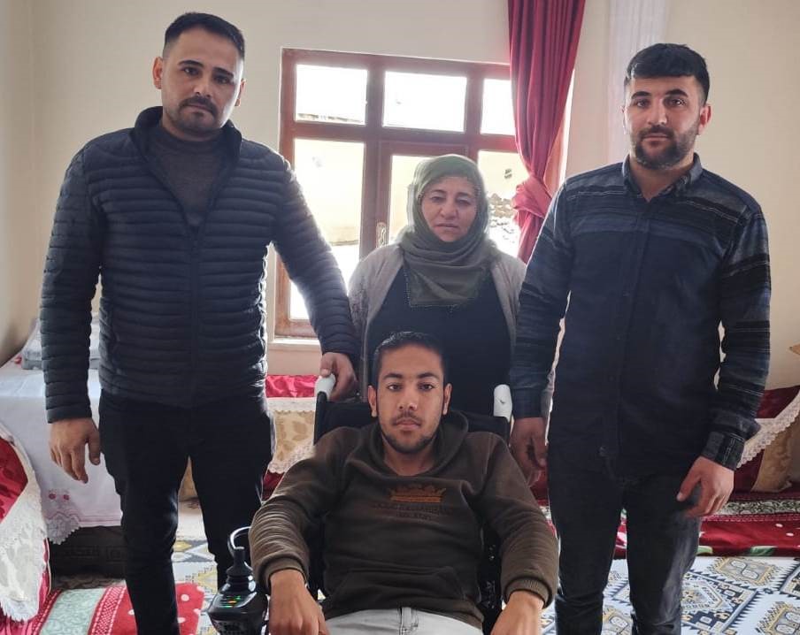 Engelli gen&ccedil; tekerlekli sandalyesine kavuştu
