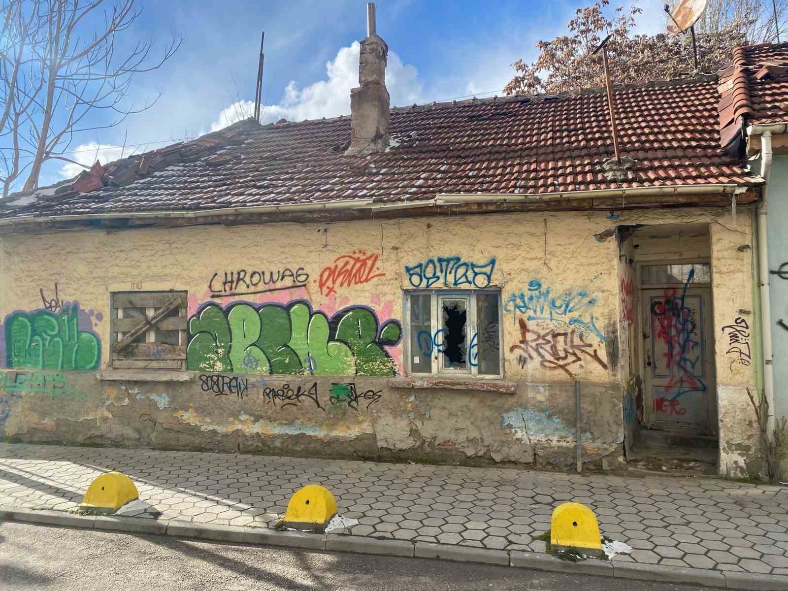 Metruk binadaki kedi evleri ilgi odağı oldu
