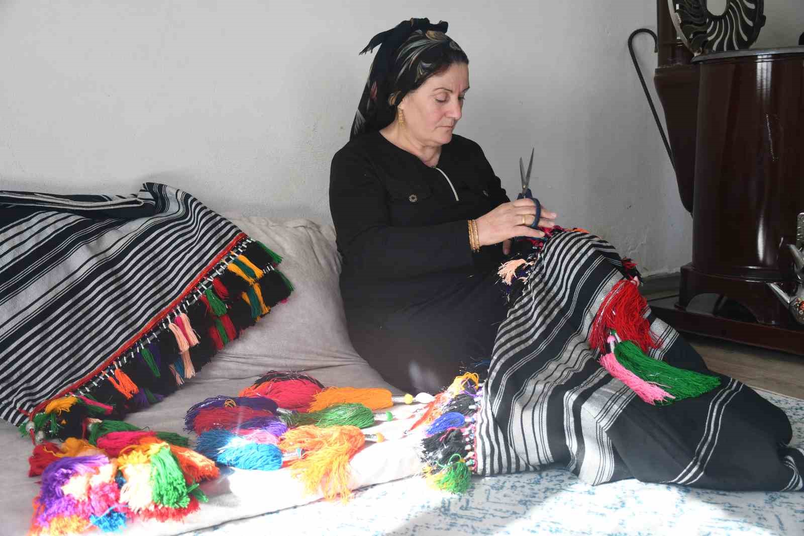 Şırnak’ta kış ayında örülen düğün aksesuarı "puşiler" tam altına fiyatına satılıyor