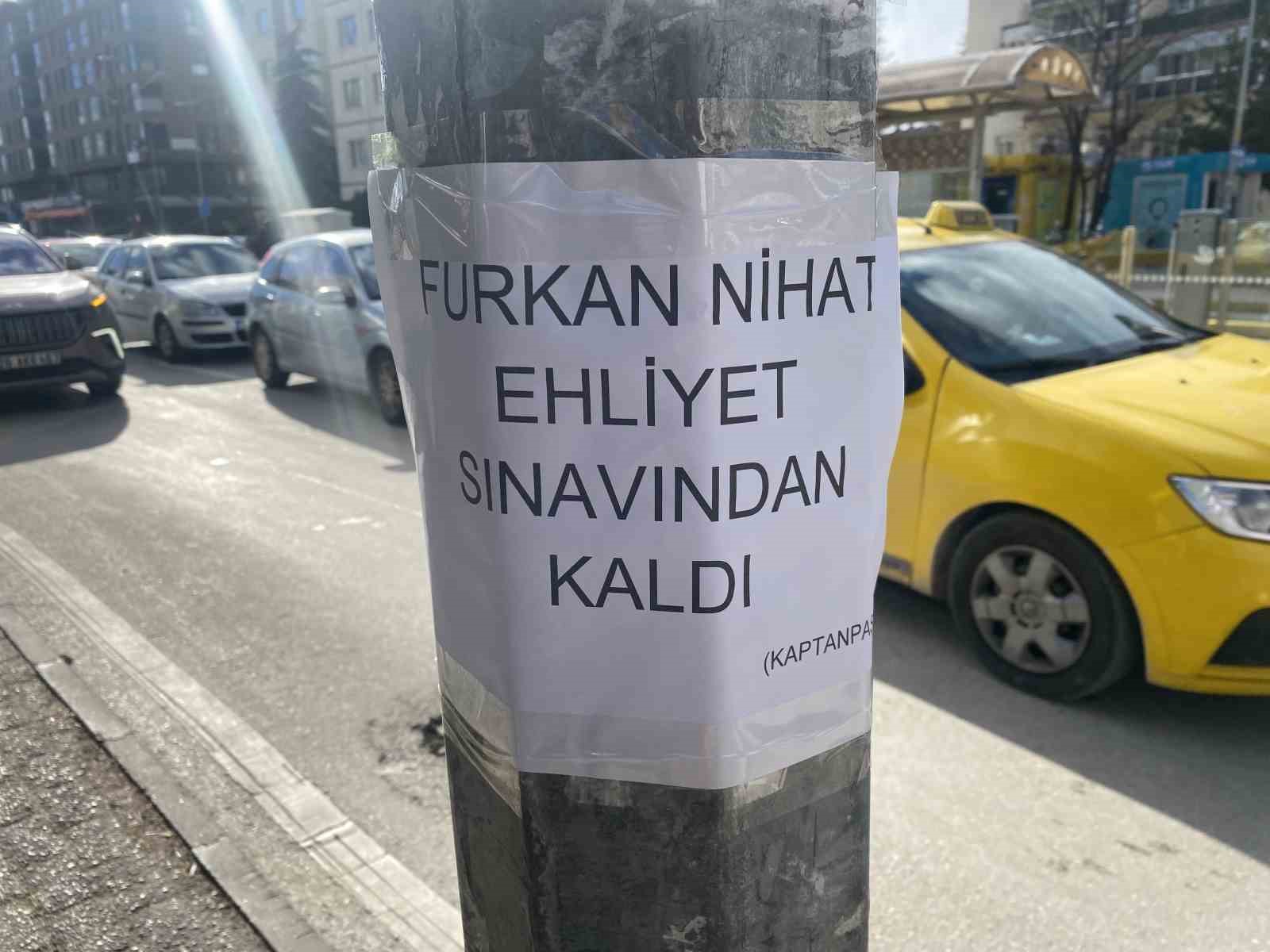 Kent merkezinde direğin üzerine yapıştırılan ilginç yazı dikkat çekti
