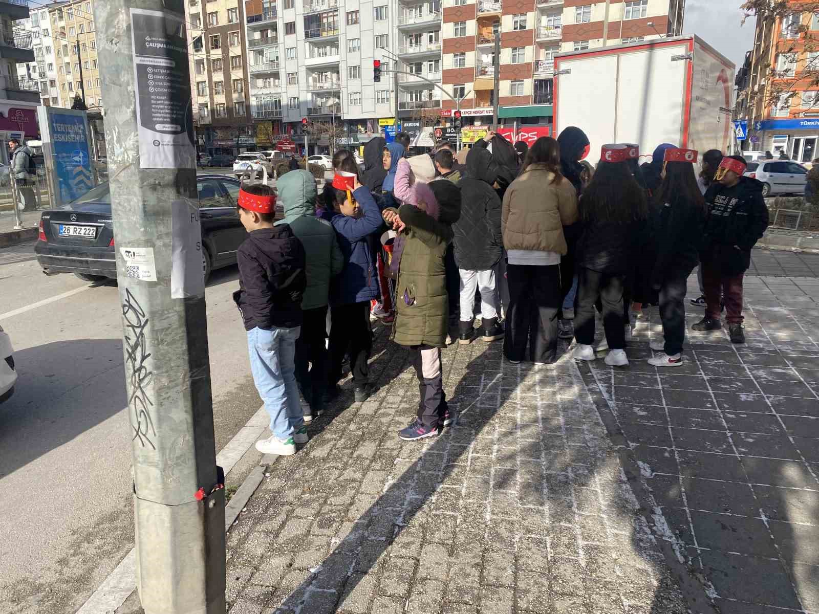 Kent merkezinde direğin &uuml;zerine yapıştırılan ilgin&ccedil; yazı dikkat &ccedil;ekti
