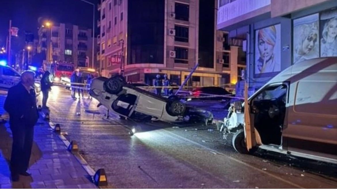 İzmir’de 2 kişinin öldüğü feci kaza kamerada
