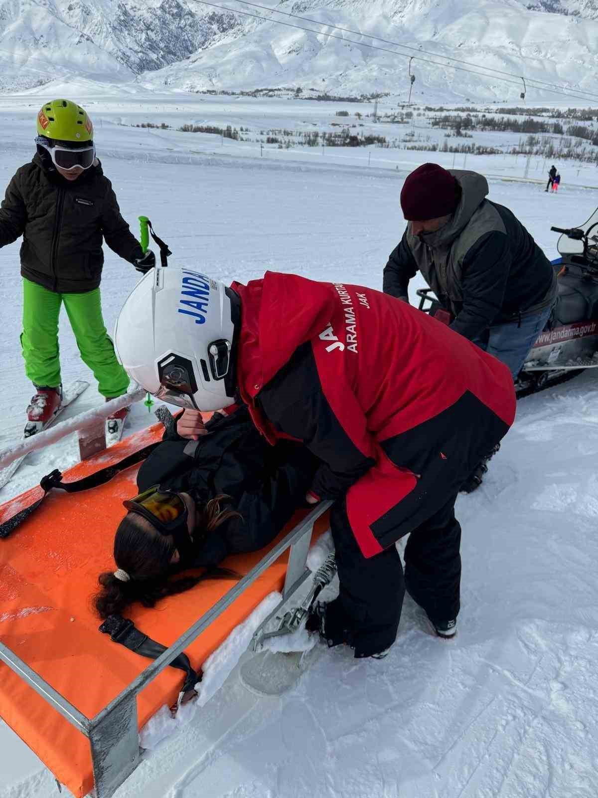 Kayak yaparken yaralanan vatandaşı JAK kurtardı