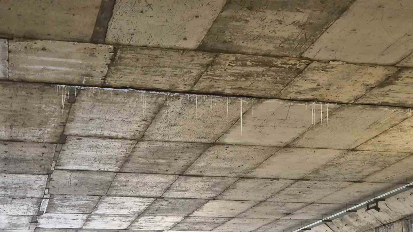 Tekirdağ’da alt geçitte buz sarkıtları oluştu