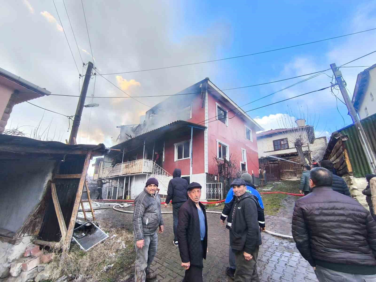 Bolu’da baca yangını evi küle çevirdi