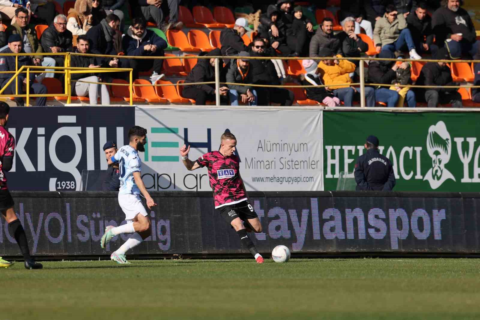 Trendyol Süper Lig: Alanyaspor: 0 - Adana Demirspor: 2 (İlk yarı)
