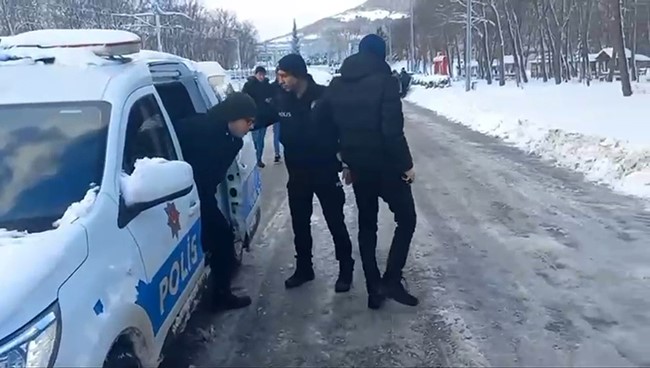 Kar sebebiyle sınava geç kalan öğrencilerin yardımına polis yetişti