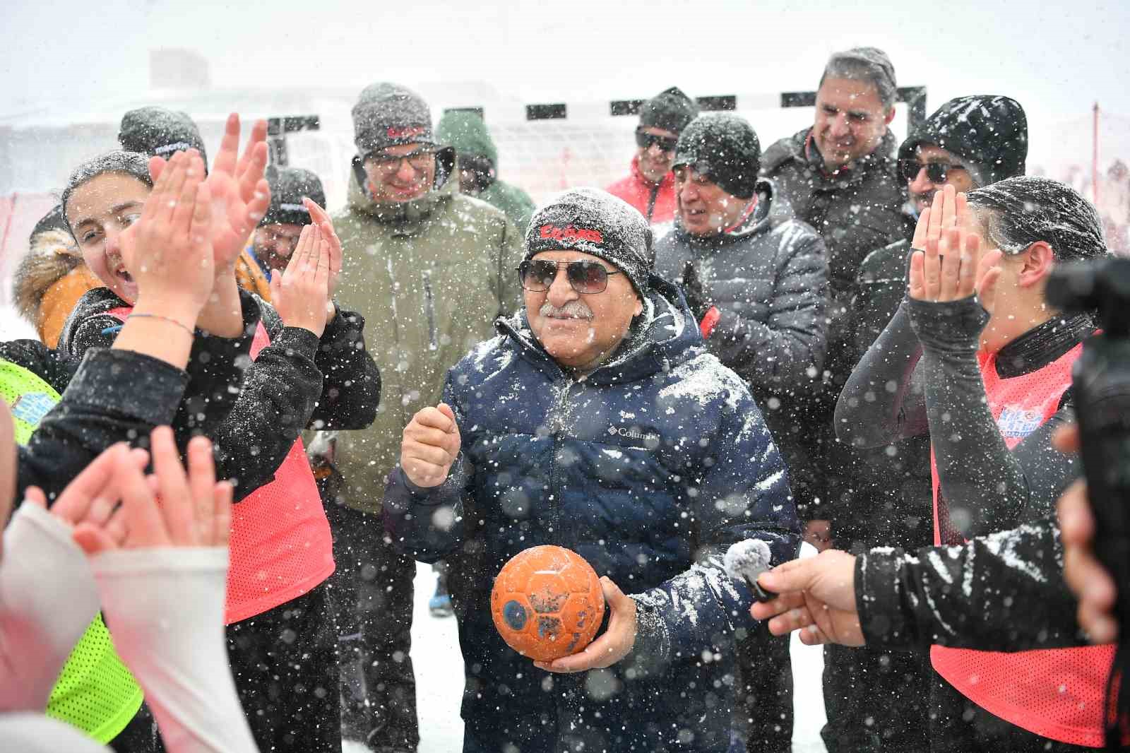 Kar Hentbol Şampiyonası, Türkiye’de ilk kez Erciyes’te yapıldı
