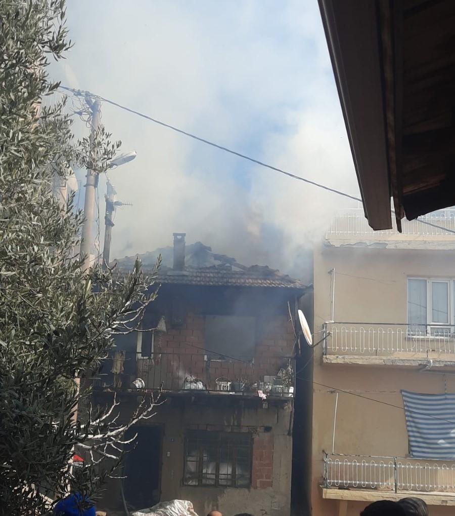 Yaşlı kadının evi yangında kullanılamaz hale geldi