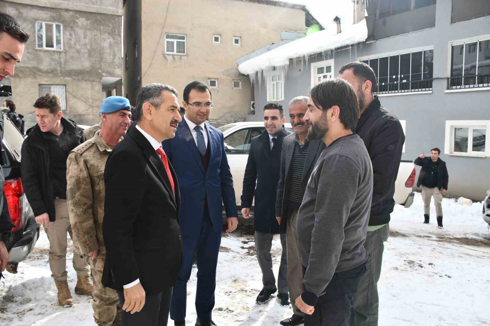 Şırnak Valisi Ekici çığda kurtarılan operatörü ziyaret etti
