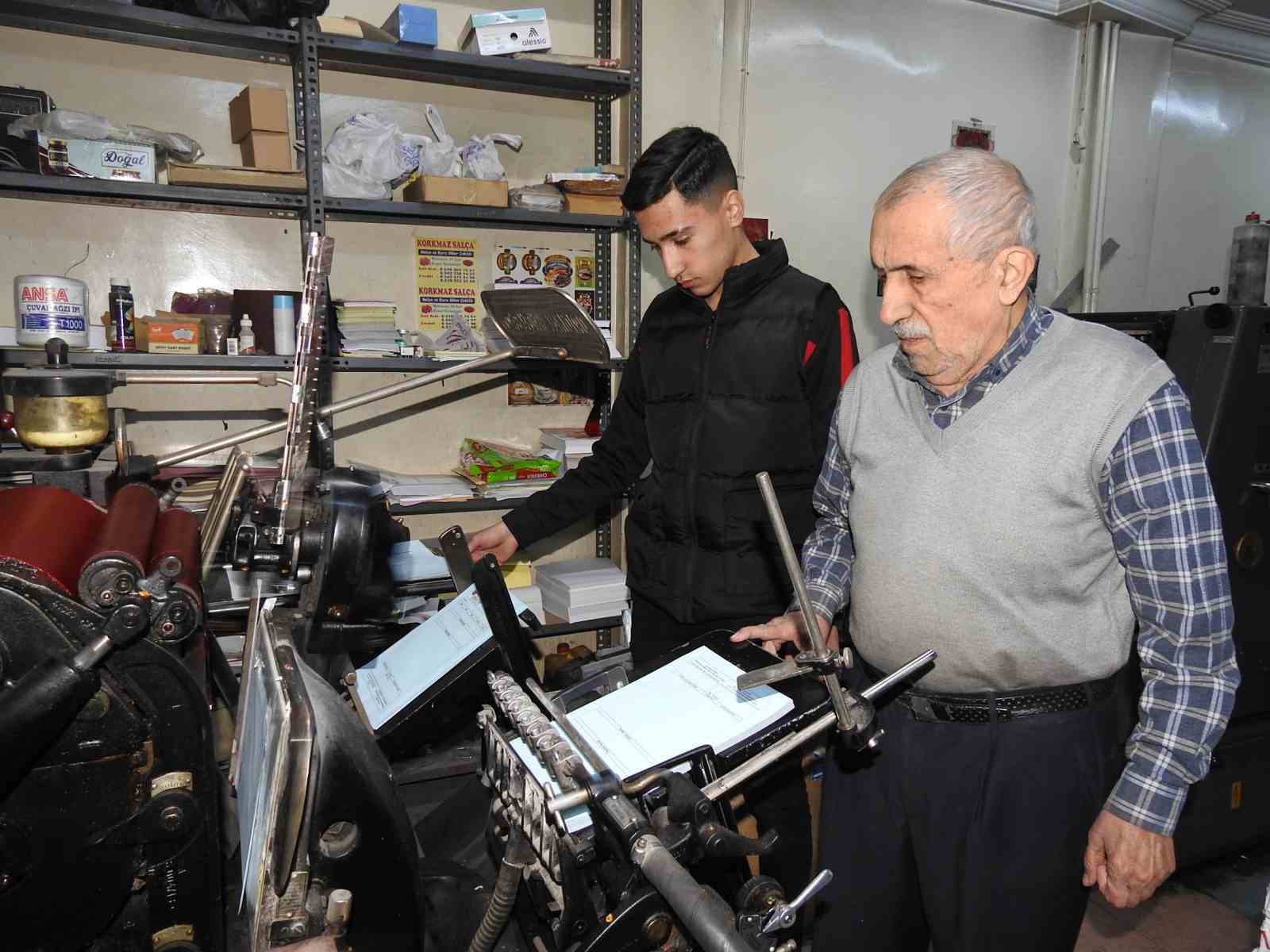 Dededen toruna &uuml;&ccedil; kuşak bir arada matbaacılık yapıyor
