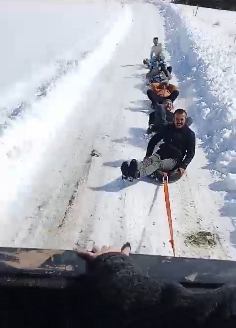 Karın keyfini tekerleklerden yaptıkları kızak ile çıkardılar