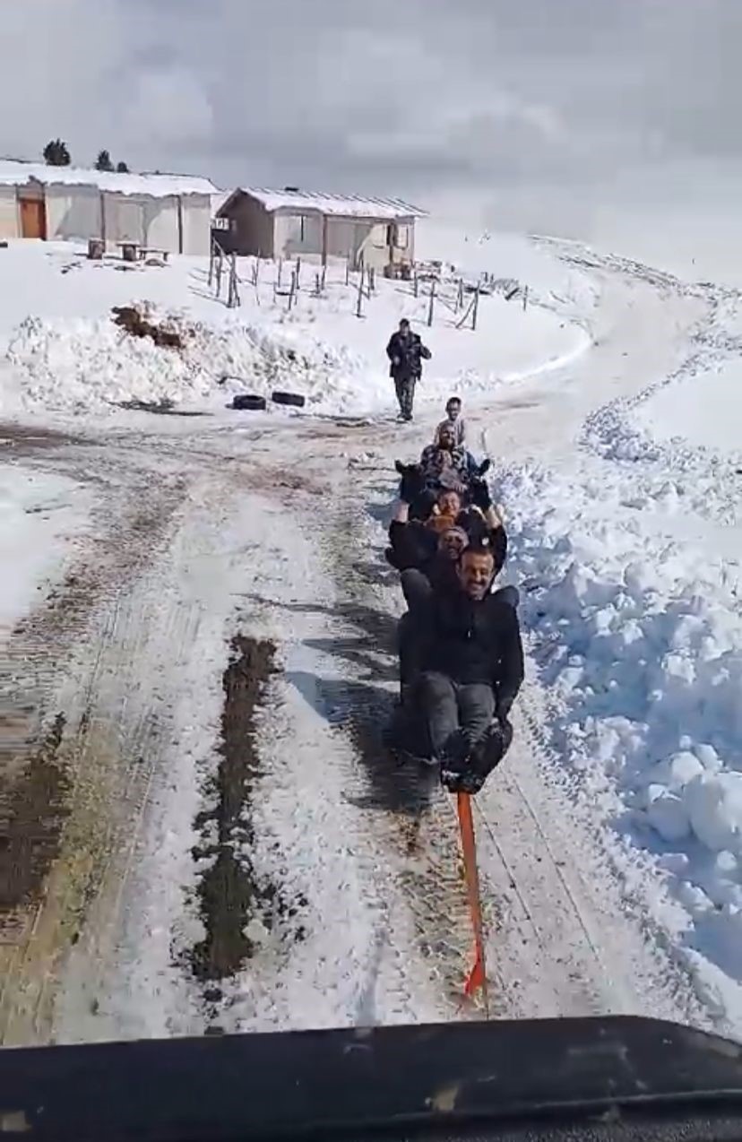 Karın keyfini tekerleklerden yaptıkları kızak ile &ccedil;ıkardılar
