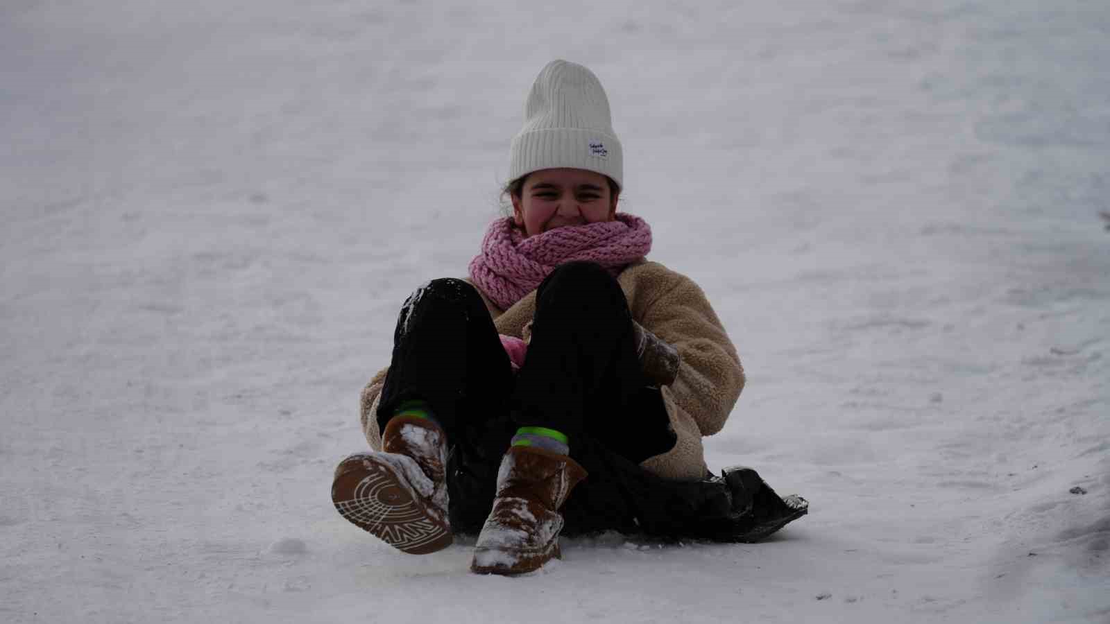 Temiz hava, beyaz manzara: Vatandaşların kar keyfi
