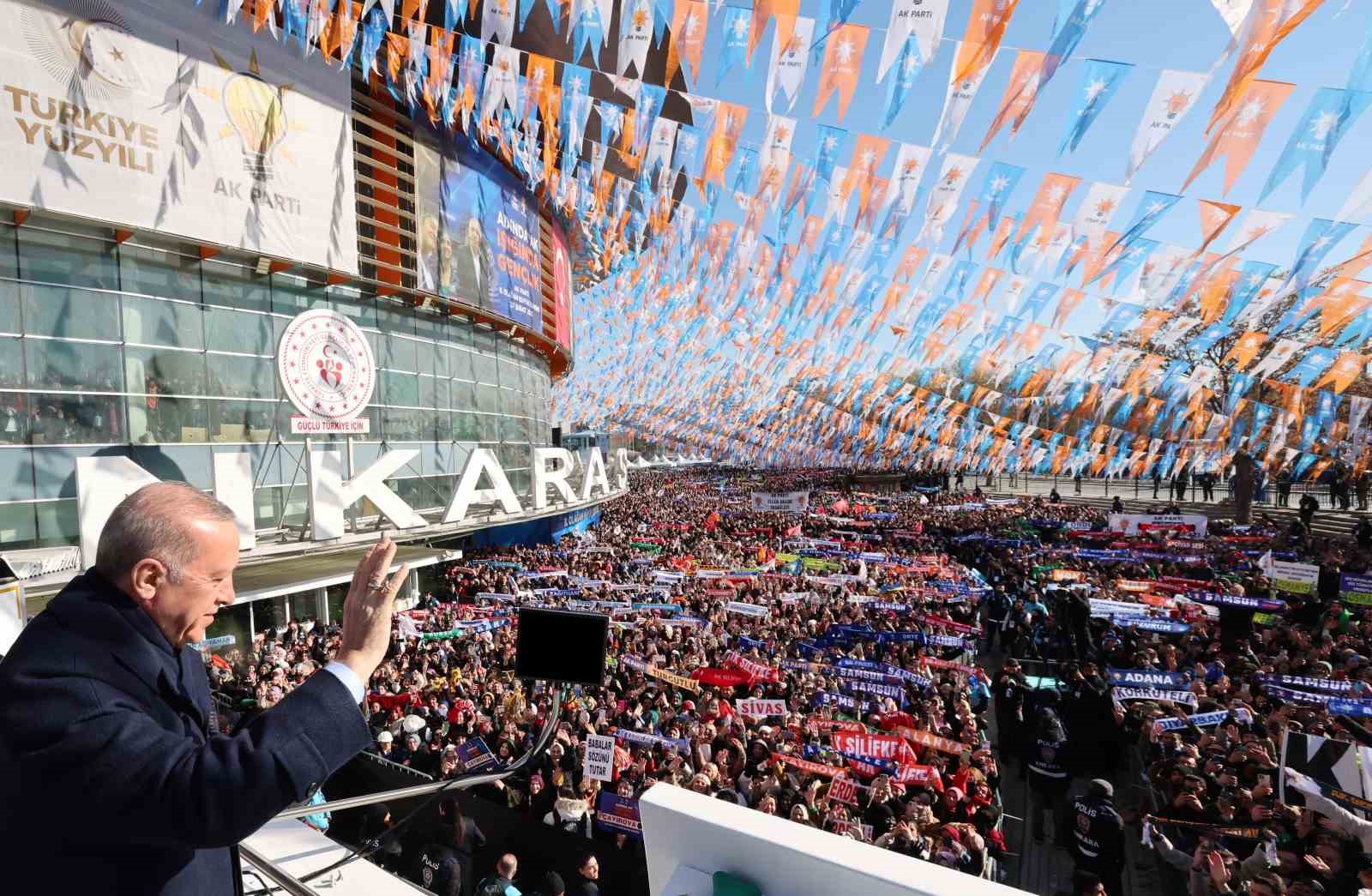 Cumhurbaşkanı Erdoğan: "Dışarıdaki katılım 60 bin. Kar bora fırtına dinlemiyoruz"