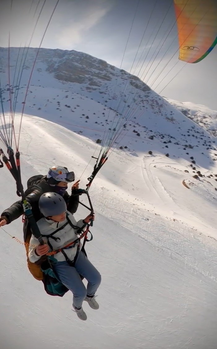 Kayakçılar pistte: Kadın milli paraşütçü Ergan semalarında süzüldü
