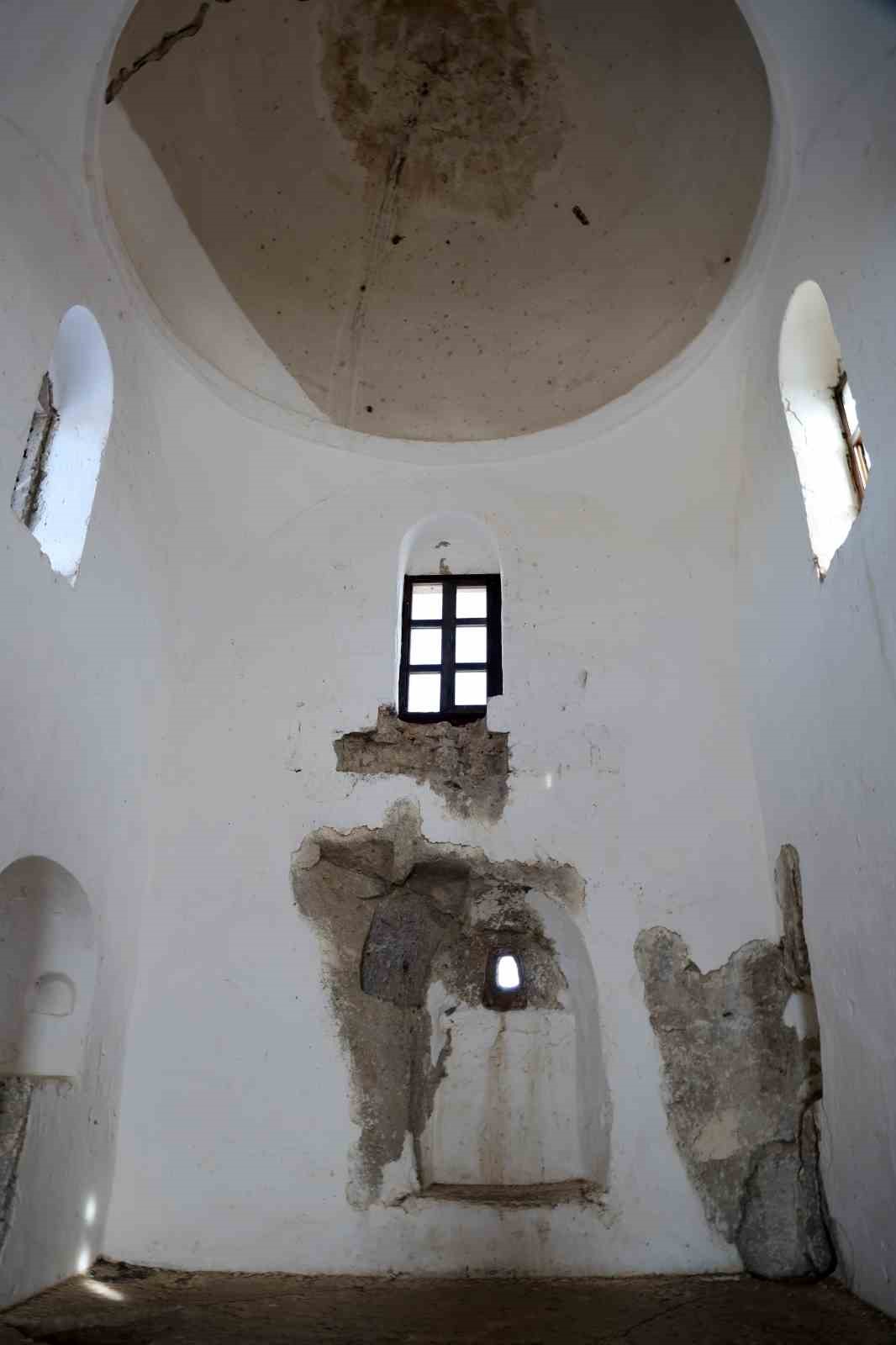 Dik kayalar &uuml;zerindeki Y&uuml;ksek Kilise dikkat &ccedil;ekiyor
