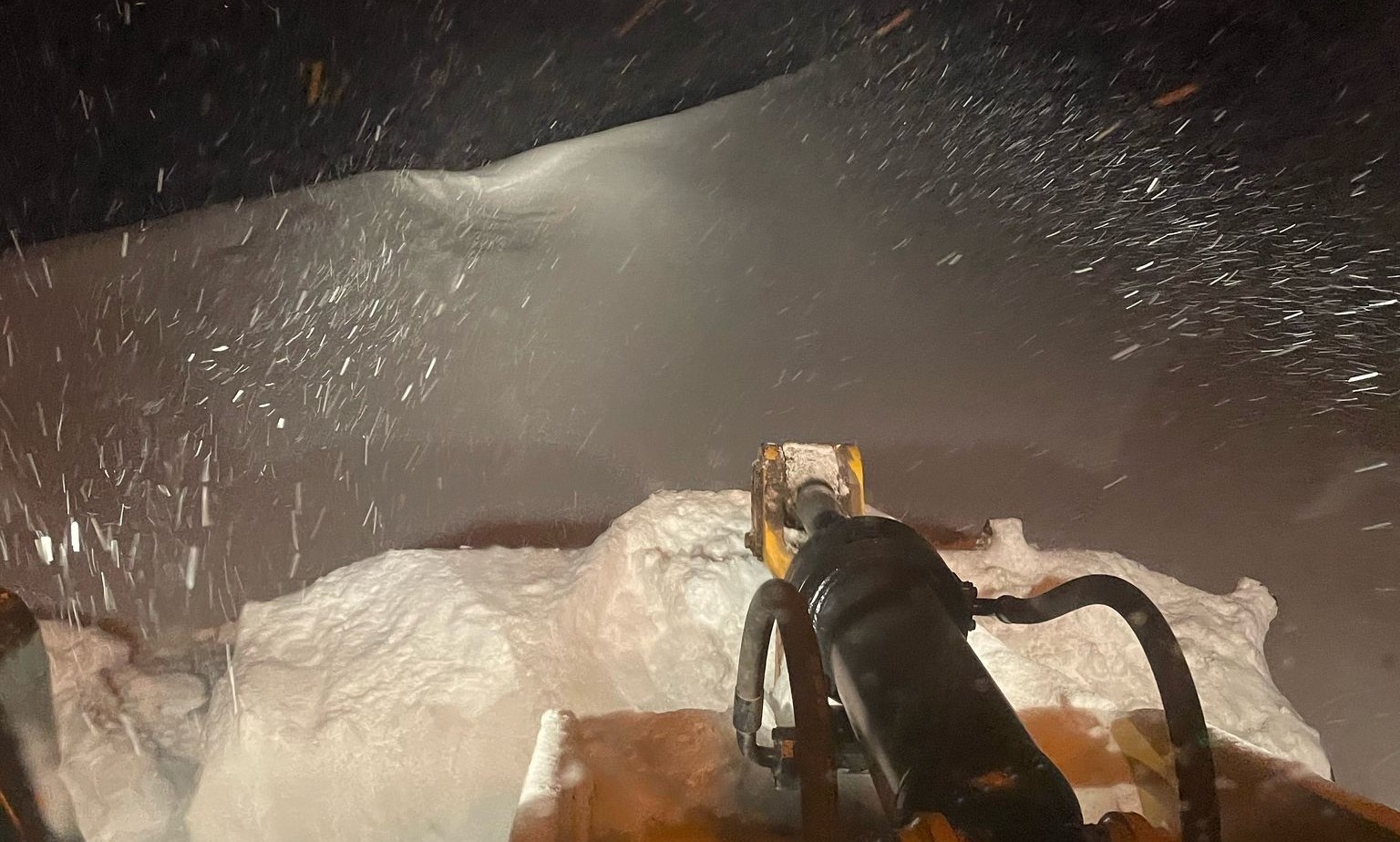 Karayolları ekipleri sınır hattında karla m&uuml;cadele etti
