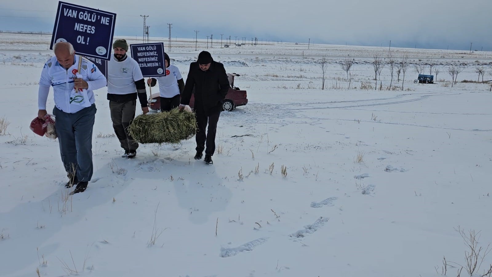 Aktivistler yaban hayvanları i&ccedil;in doğaya yem bıraktı
