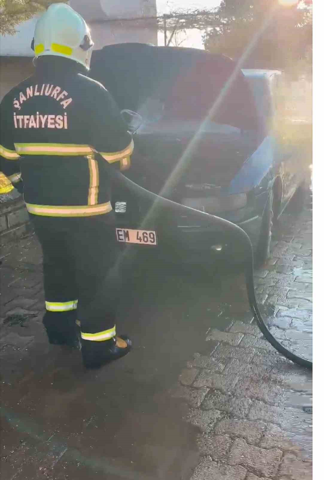 Hilvan&rsquo;da park halindeki otomobil alev aldı
