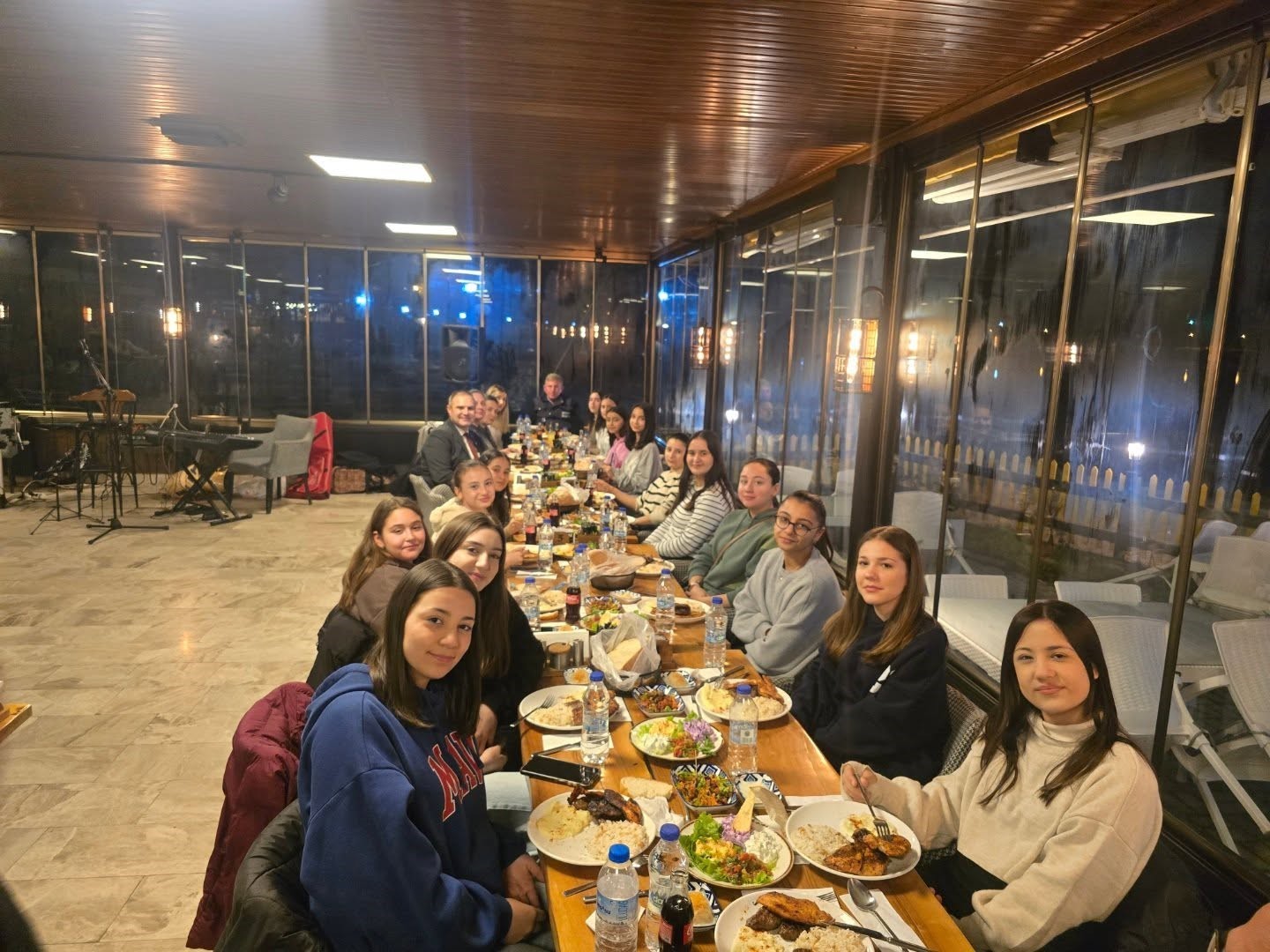 Bayırk&ouml;y Kız Voleybol oyuncularına motivasyon yemeği
