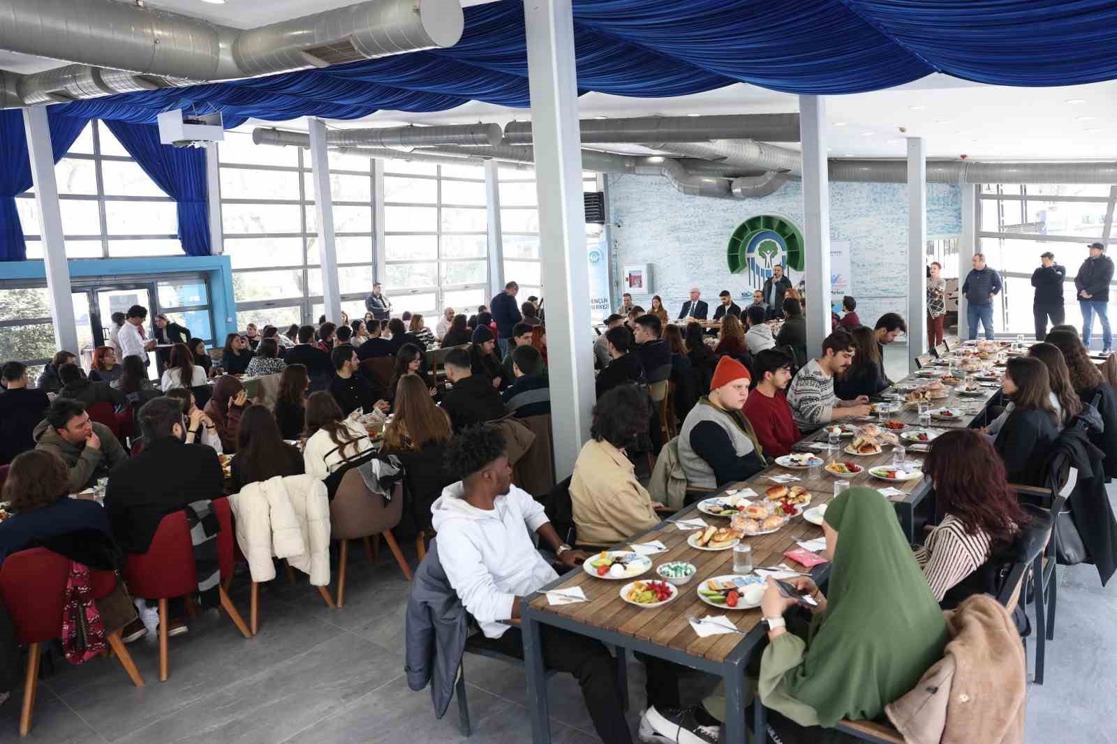 Başkan Kazım Kurt gen&ccedil;lerle buluştu: "Gen&ccedil;lerimizin s&ouml;z&uuml;, yol haritamızdır"
