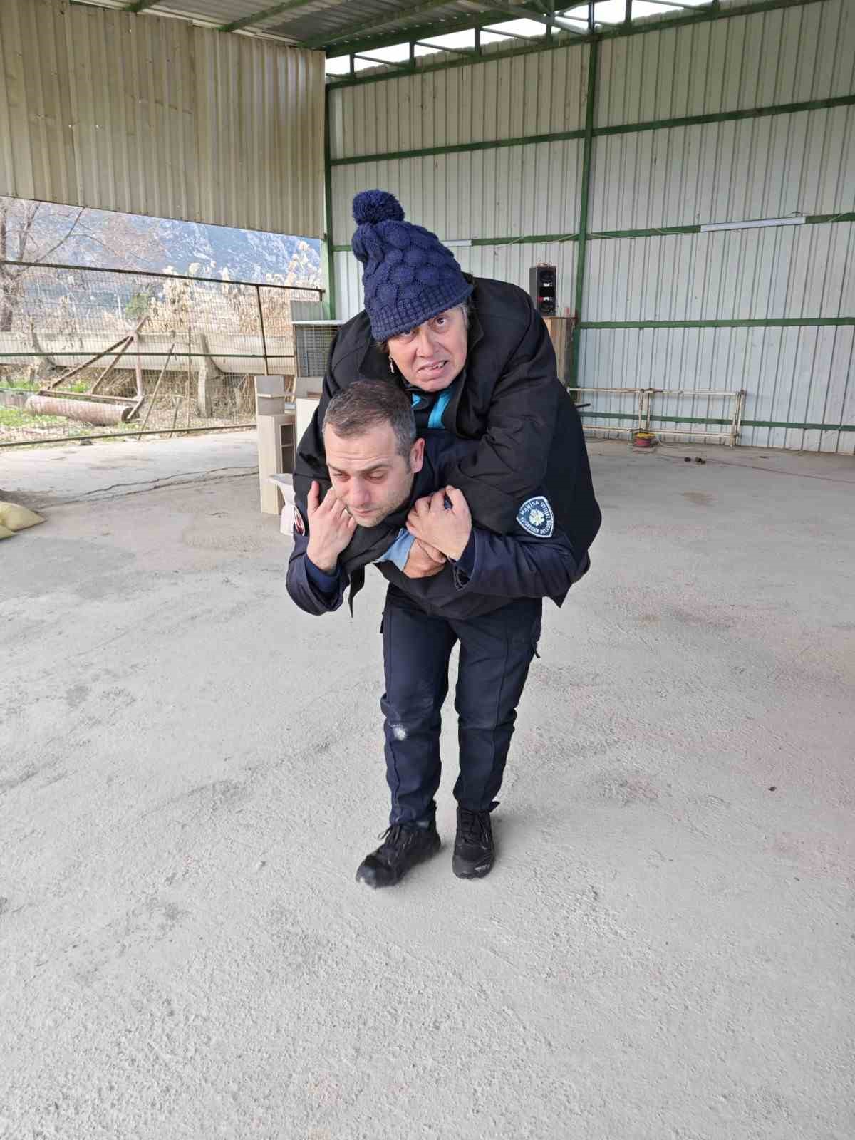 Zabıta memurunun &ouml;rnek davranışı kalplere dokundu
