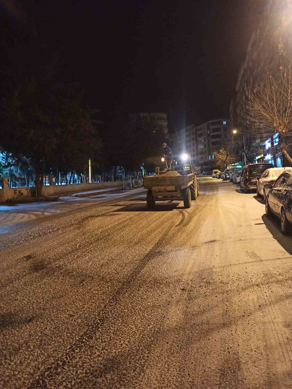 Siirt’te buzlanmaya karşı tuzlama çalışmaları devam ediyor