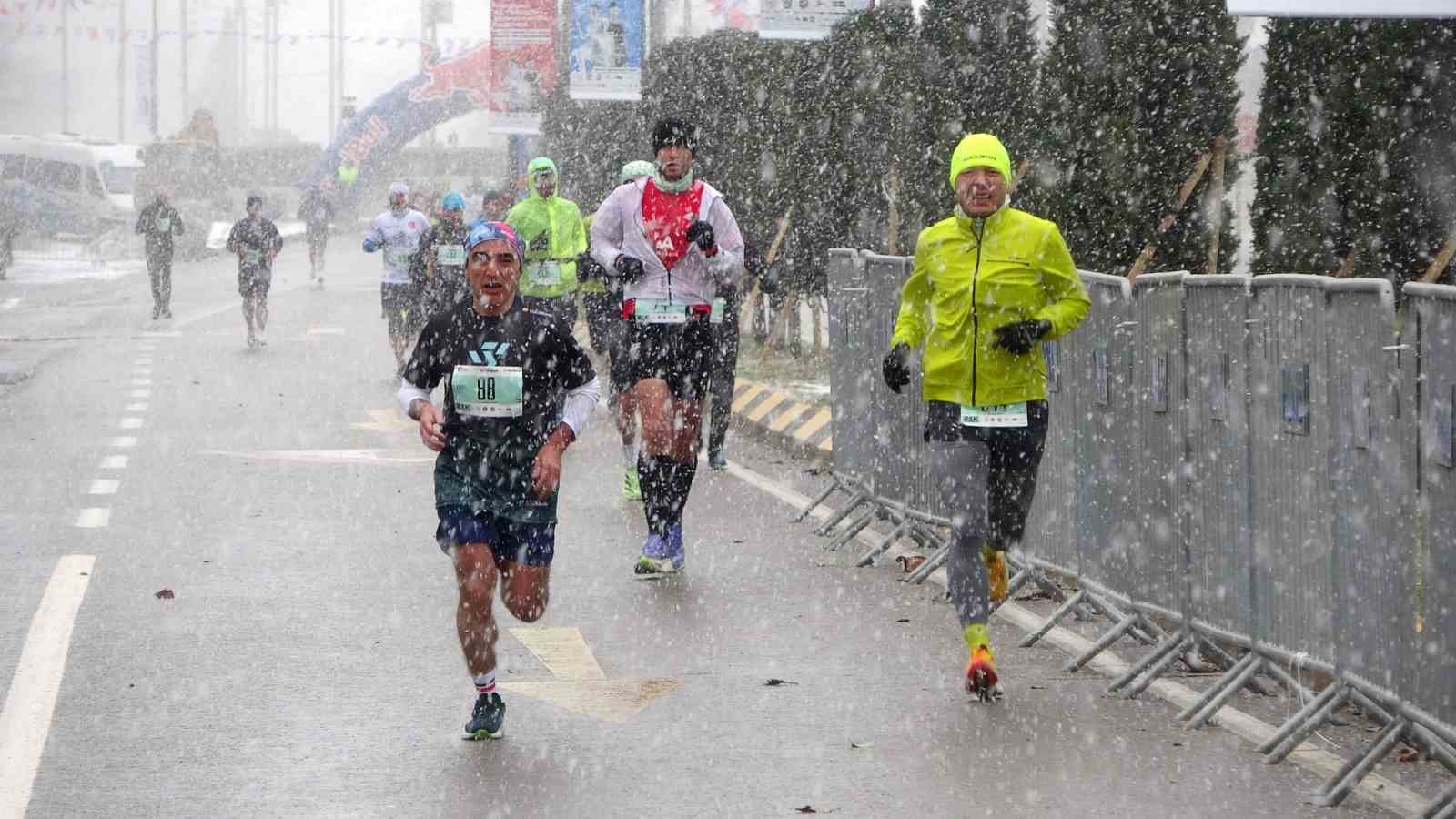 45. Uluslararası Trabzon Yarı Maratonu, yoğun kar yağışının altında koşuldu