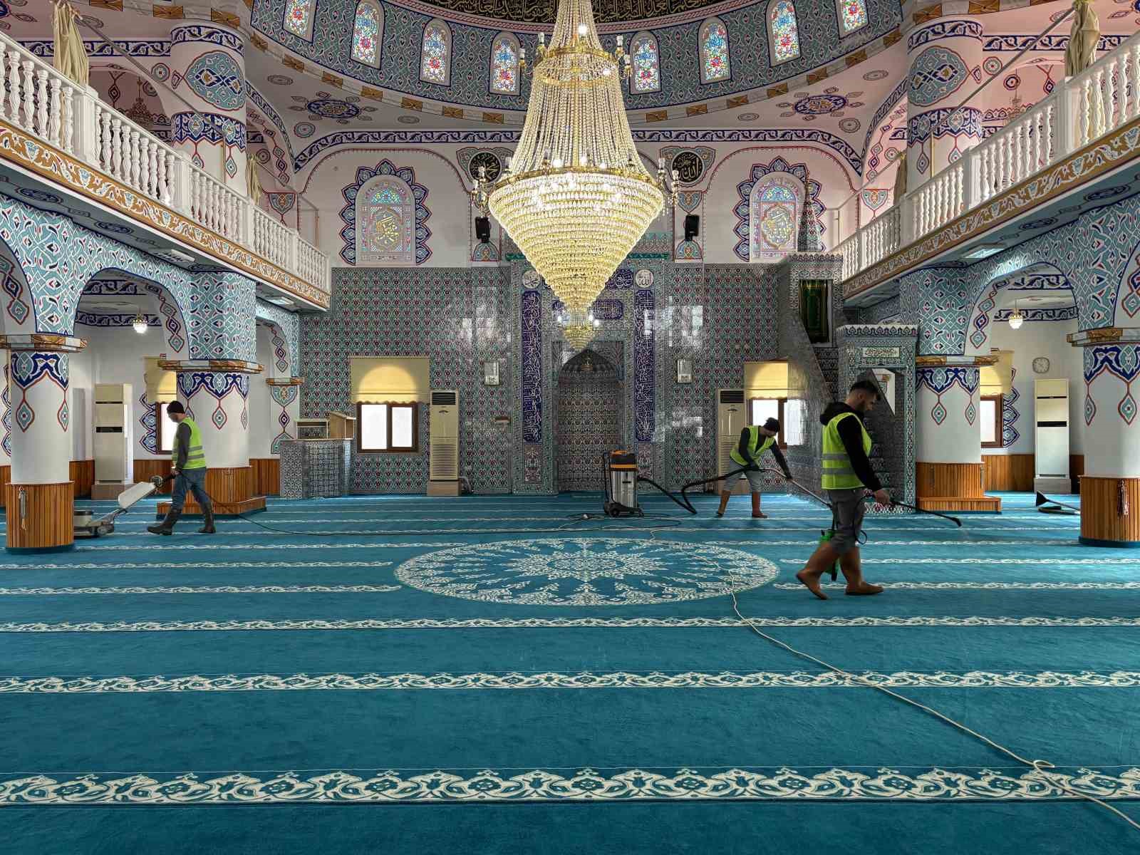 G&ouml;me&ccedil;&rsquo;te Ramazan ayı &ouml;ncesinde camilerde temizlik seferberliği
